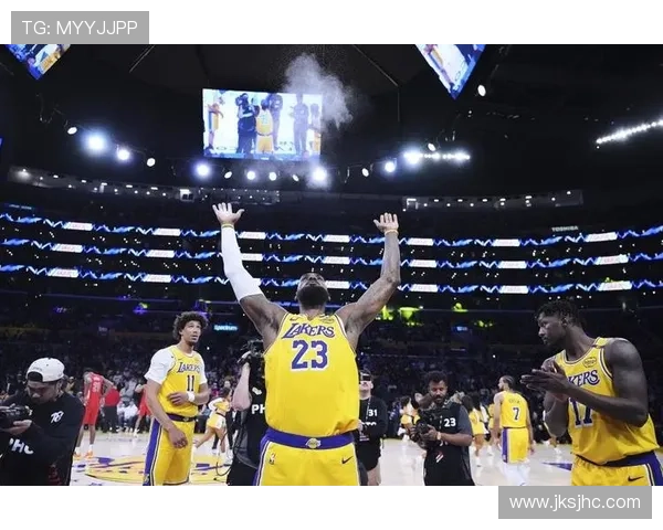 詹姆斯再创里程碑湖人逆转取胜年轻球员表现成比赛关键