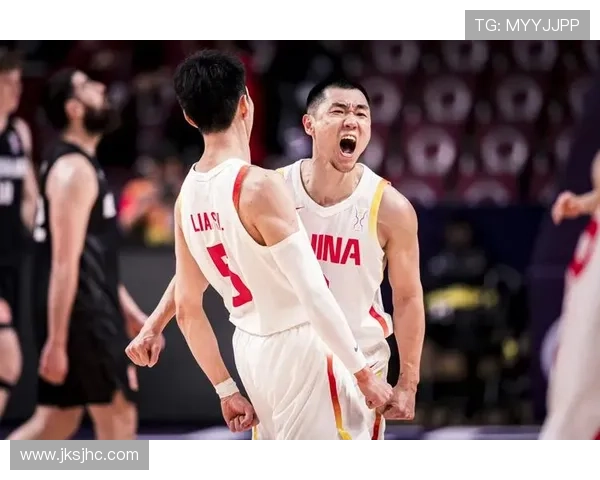 中国男篮力克菲律宾晋级亚洲杯四强 展现强大团队合作精神